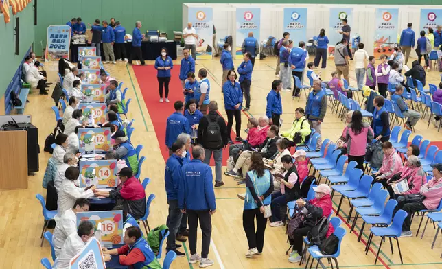 22區「耆樂警訊」會員，於場內血壓區、骨科區及內科區進行免費中醫諮詢。