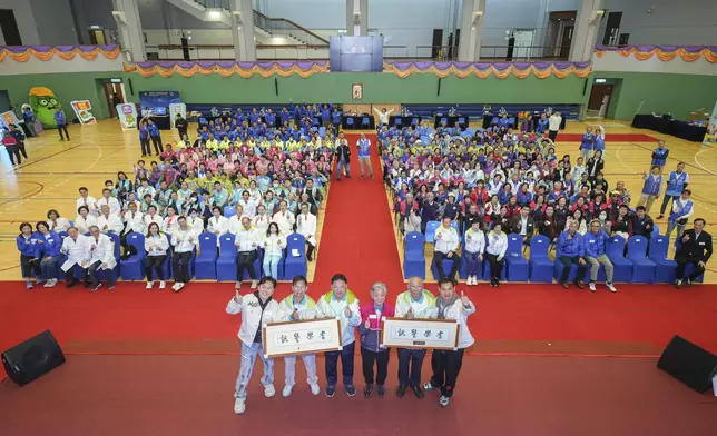 防跌操後，一眾嘉賓與場內人士合照。