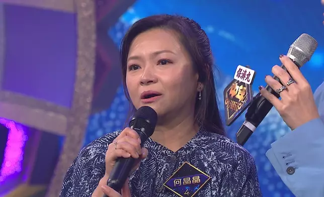 何晶晶在2001年《全球華人新秀歌唱大賽》香港區選拔賽中擊敗了鄭俊弘贏得「金咪大獎」（冠軍），表現令人期待。