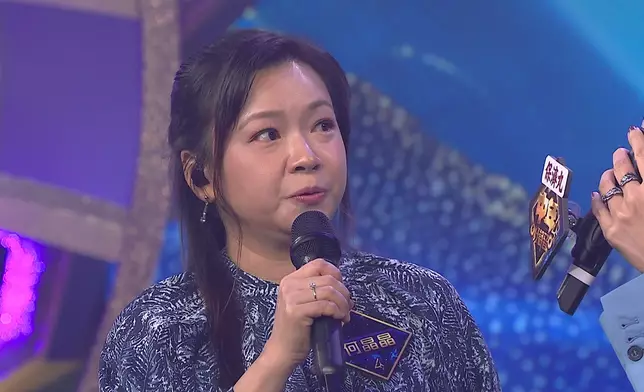 何晶晶在2001年《全球華人新秀歌唱大賽》香港區選拔賽中擊敗了鄭俊弘贏得「金咪大獎」（冠軍），表現令人期待。