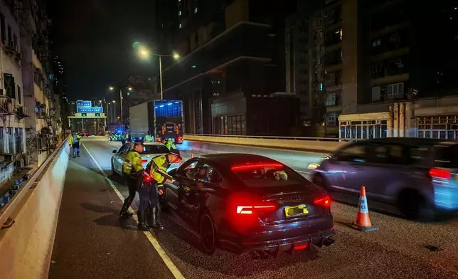 警方亦向12輛車發出欠妥車輛報告。警方圖片