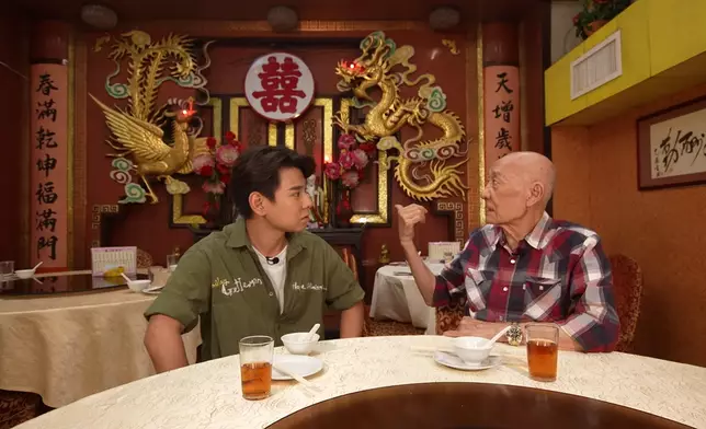 二人身後的正宗龍鳳禮堂，香港已絕無僅有。