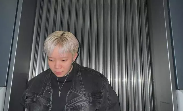 Jansco是一名中性打扮、金色短髮的女性。