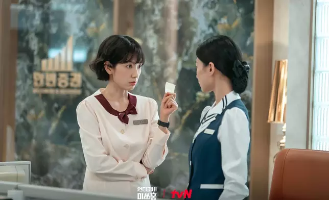 朴信惠在劇中一人分飾兩個身份。tvN官方圖片