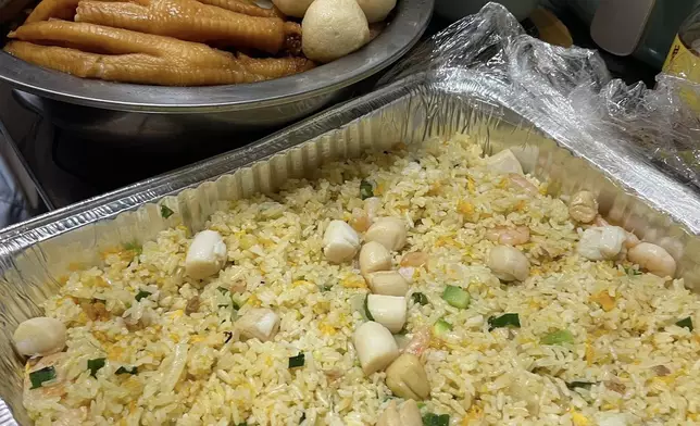 外賣盆菜和帶子炒飯。Ky Holo FB圖片