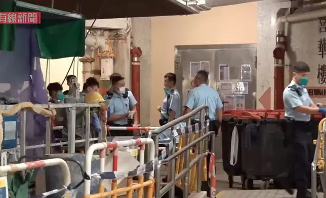 大批警員到場蒐證。有線新聞影片截圖