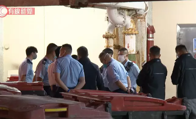 警員帶上口罩蒐證。有線新聞影片截圖