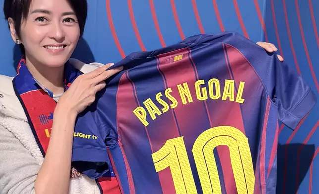 GiGi更親自訂製紀念球衣送觀眾及小演員。