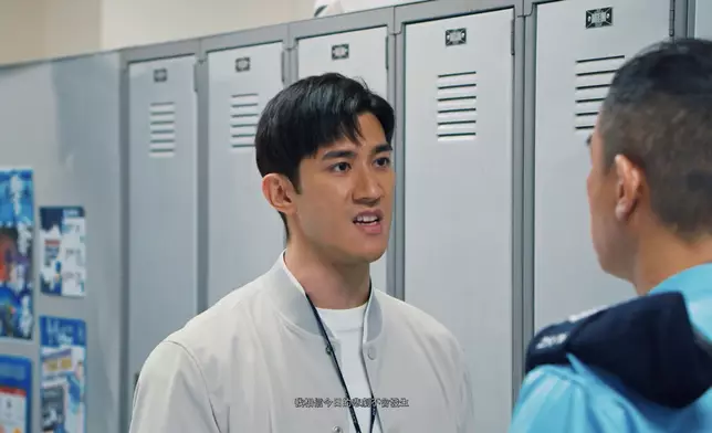 李治廷大力拍Locker又咬晒牙咁同上司陳小春講嘢，睇嚟相當不滿喎！