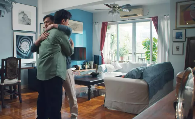 同爸爸攬攬，互相支持。