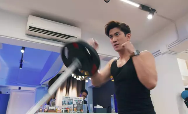 李治廷舉鐵話咁易，肌肉線條+青筋出晒嚟！