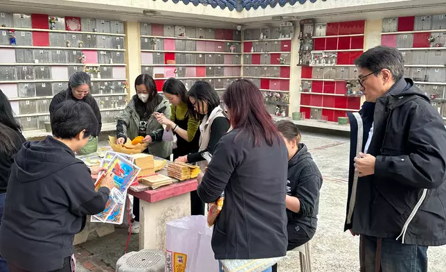 歌迷遍走寺堂虔心追思。