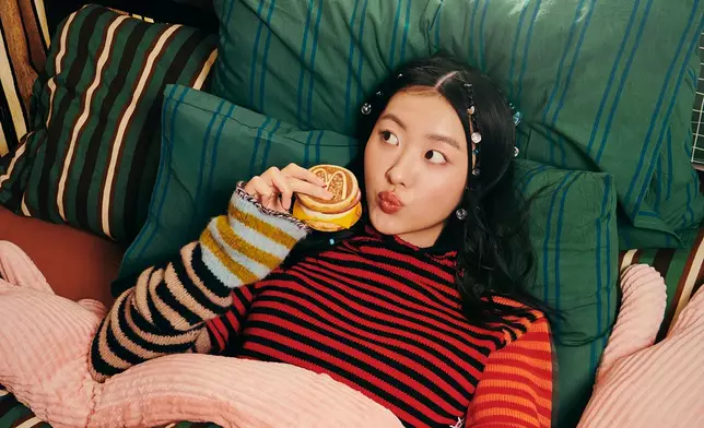 次聯乘新生代歌手陳康堤（Constance）為麥當勞拍攝全新廣告及首度主唱早餐廣告歌