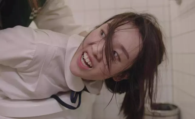 劇中於殘廁被毒打而在觀眾中留下深刻印象。