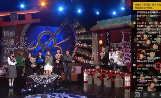 兩代女鬼送上花束。