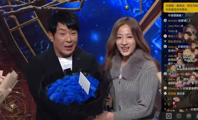 兩代女鬼送上花束。