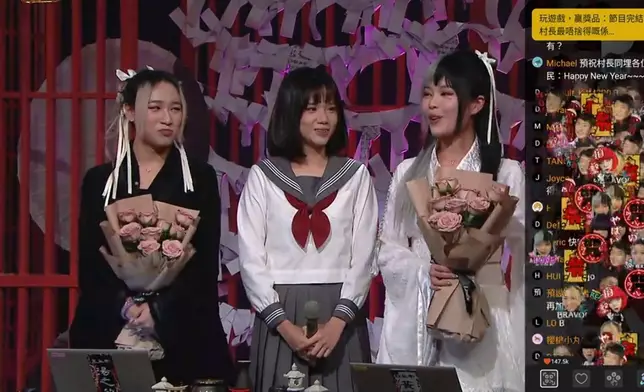 兩代女鬼送上花束。