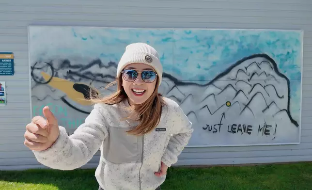 Christy笑言：希望陳奕迅呢集有睇潮什麼，我專登嚟搵你幅畫」、「嗰陣時你介紹頭先問吓呢個地方，吸引咗我嚟」。