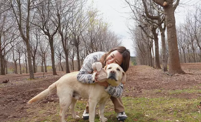 Christy跟著「松露犬」一同找松露。