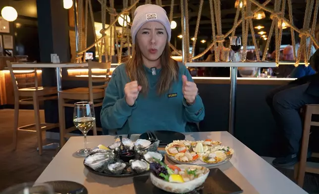 Christy品嚐生蠔、野生鮑魚。