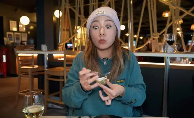 Christy品嚐生蠔、野生鮑魚。