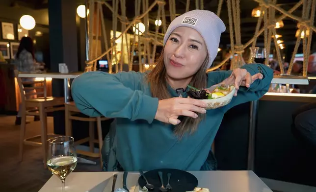 Christy品嚐生蠔、野生鮑魚。