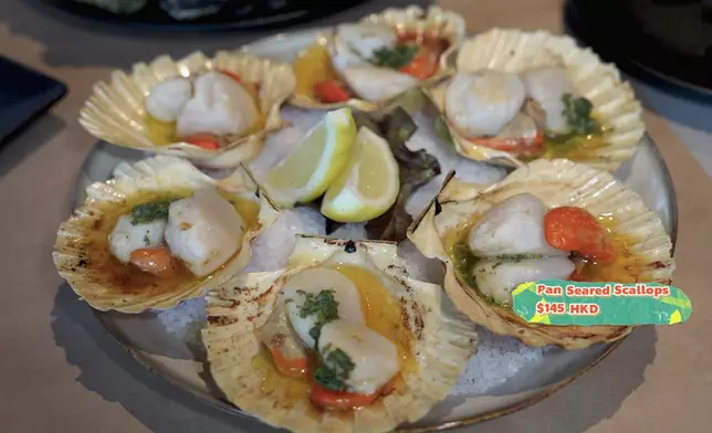 Christy品嚐生蠔、野生鮑魚。