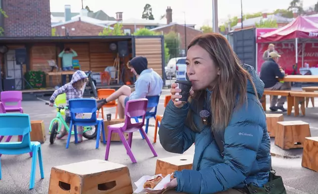 及必行的「星期六市集」，Christy邊行邊試各式手作與地道小吃。