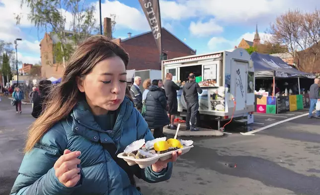 及必行的「星期六市集」，Christy邊行邊試各式手作與地道小吃。