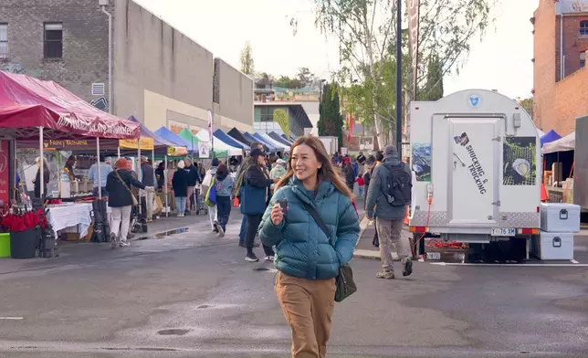 及必行的「星期六市集」，Christy邊行邊試各式手作與地道小吃。