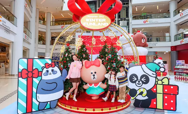 4米高的「LINE FRIENDS x Panda Friends 冬日閃亮星光球」