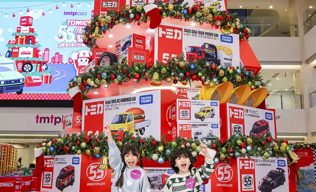 全港首棵6米高TOMICA紅白車盒聖誕樹
