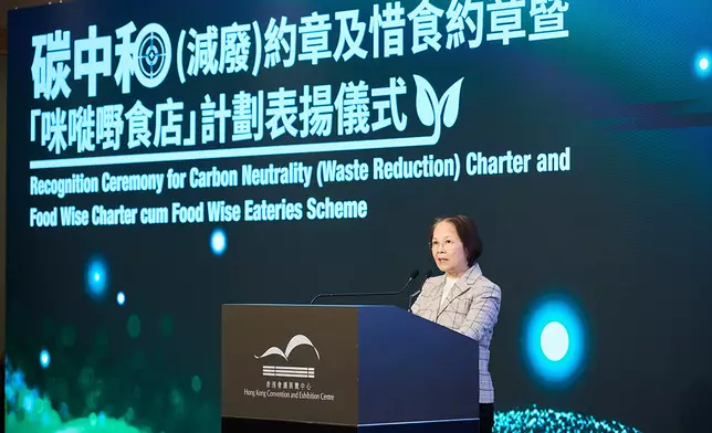 環境及生態局副局長黃淑嫻女士, JP 致辭時公布最新數字，目前簽署「惜食約章」機構已逾 1,900 間，參與「咪嘥嘢食店計劃」食肆更突破 2,400 間，顯示各界積極響應源頭減廢。