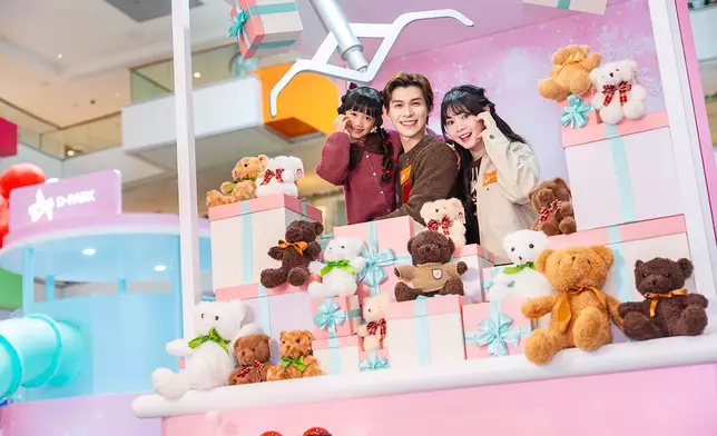 可暢玩聖誕滑梯及走進巨型夾公仔機打卡