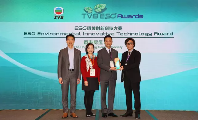 房協總監(項目策劃及管理)張冠華及企業傳訊總監梁綺蓮於TVB「環境、社會及管治大獎2025」頒獎禮上代表房協接受「ESG環境創新科技大獎」和「ESG社會創新科技大獎」。