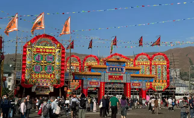 「錦田鄉酬恩建醮」一連七日在元朗錦田舉辦，吸引衆多民衆前來參與盛會。巴士的報記者攝