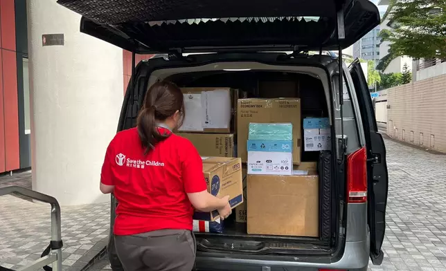 香港救助兒童會團隊運送文具予大埔區學校 