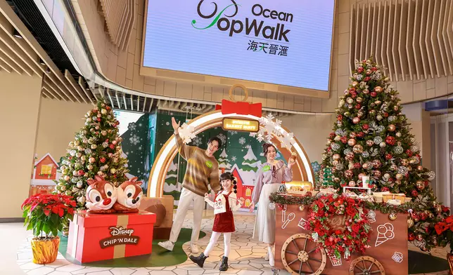 Ocean PopWalk中庭的「聖誕の森拱門」