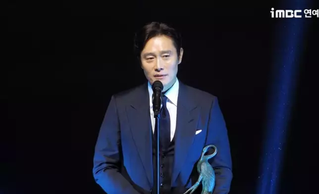 李炳憲憑《選擇有罪》獲封春史影帝。影片截圖