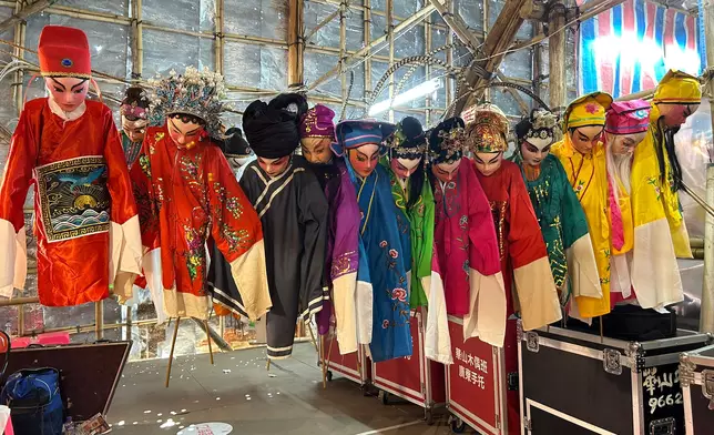 劇團演出木偶，巴士的報記者攝