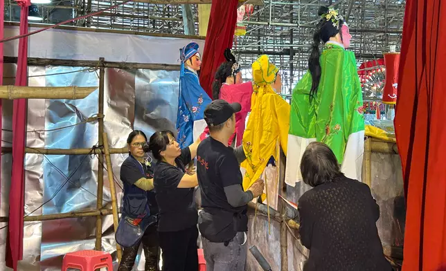 劇團托偶師傅于舞台後方操縱木偶，巴士的報記者攝