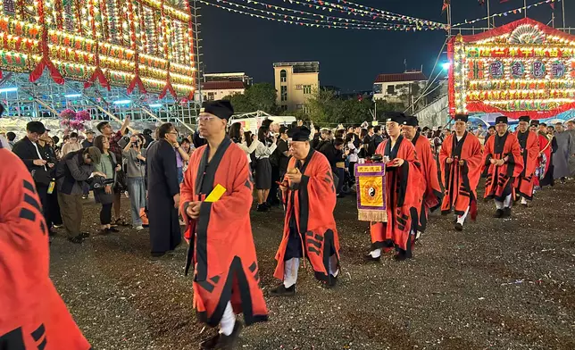 原汁原味的酬神儀式，令大衆近距離感受香港傳統宗教文化的獨到魅力。巴士的報記者攝