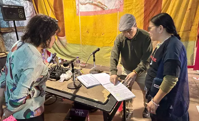 劇團成員們與后台積極討論演出細節，巴士的報記者攝