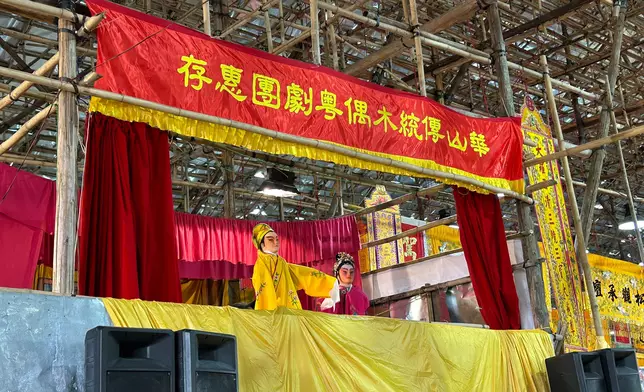醮會現場亦有手托木偶戯的舞臺展示。巴士的報記者攝