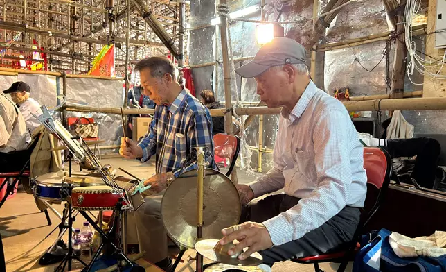 劇團配樂師傅于后台為演出劇目配樂，巴士的報記者攝