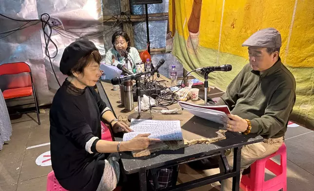 劇團配唱師傅于舞台後方配唱木偶台詞及唱詞，巴士的報記者攝