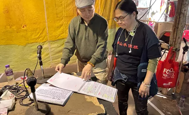 劇團成員們與后台積極討論演出細節，巴士的報記者攝