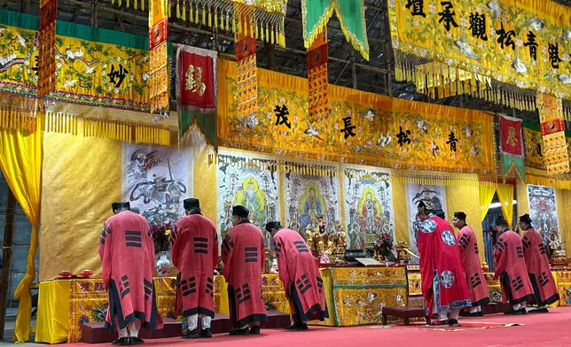 原汁原味的酬神儀式，令大衆近距離感受香港傳統宗教文化的獨到魅力。巴士的報記者攝