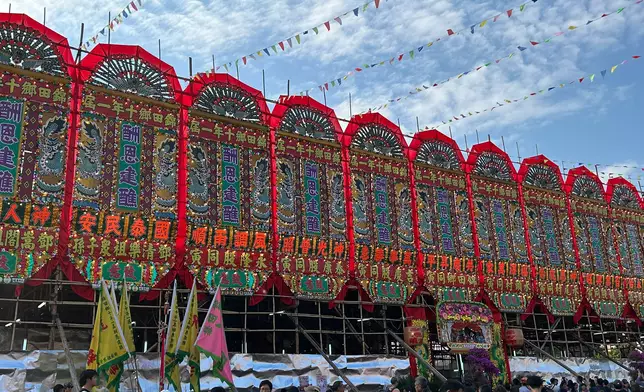 「錦田鄉酬恩建醮」一連七日在元朗錦田舉辦，吸引衆多民衆前來參與盛會。巴士的報記者攝