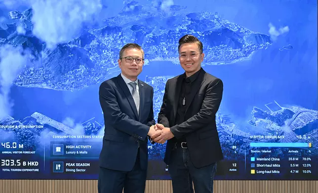 香港科技園公司行政總裁黃秉修（左）與 Vizzio 行政總裁李新福（右）於香港科學園主持策略性合作夥伴協議簽署儀式。